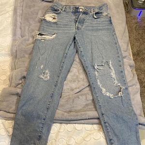 LIGHT WASH RIPPED MOM JEANS